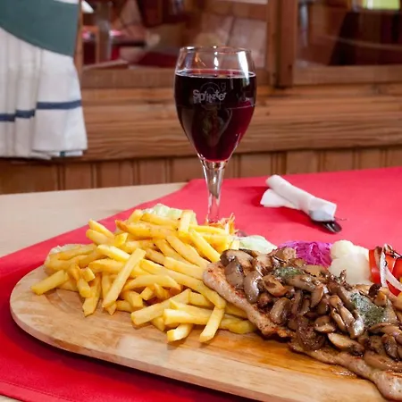 Berggasthaus Hermine Madau * ツァムス